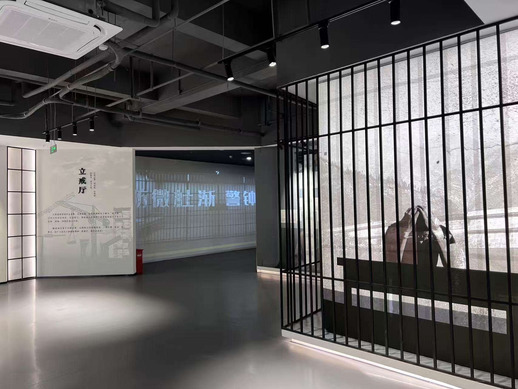 10.“铁窗内的忏悔”场景.jpg