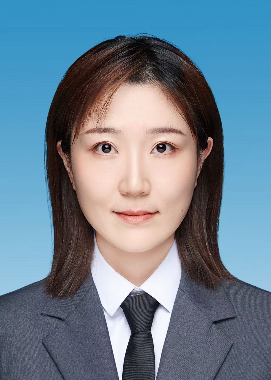 何凌霄-证件照.JPG